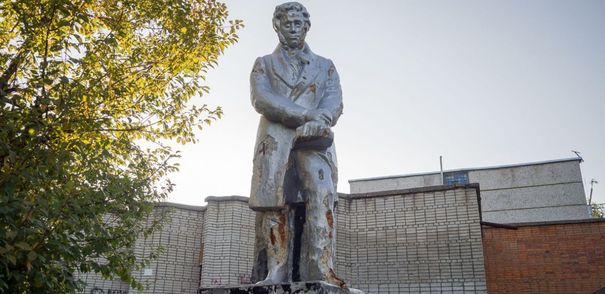 Рассыпающемуся памятнику Пушкину в Комсомольске ищут хозяина