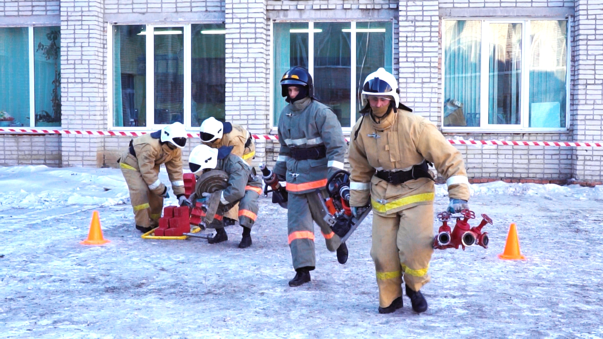Аварийно-спасательные формирования в очаге чс. Деятельность аварийно-спасательных служб. Аварийно спасатльннныеработы. Первоочередные спасательные работы. Аварийно-спасательные работы.