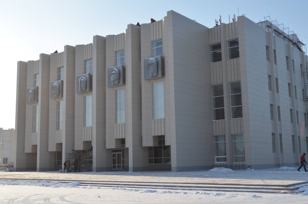 Драматический театр комсомольск-на-амуре. Драмтеатр алиса в стране чудес. Амурский театр драмы на гастролях в комсомольске на амуре. Театр комсомольск на амуре. Театр на амуре.