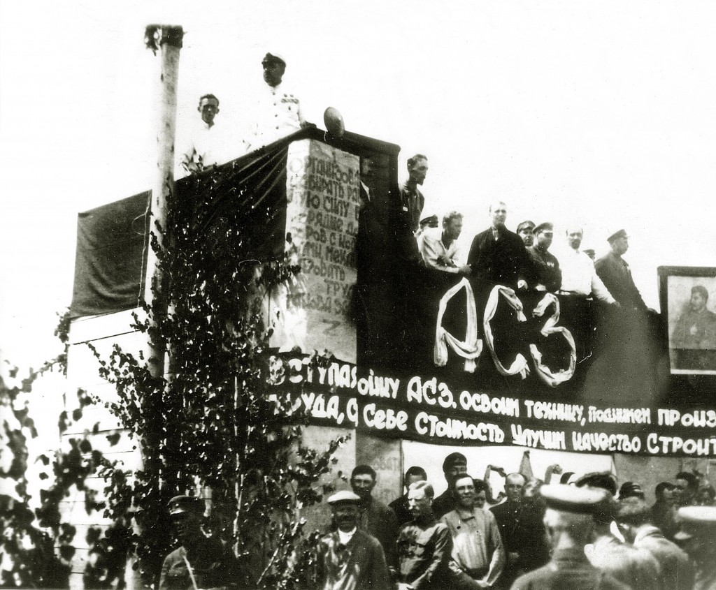9.-miting-posvyashchennyy-zakladke-sudostroitelneogo-zavoda-12-iyunya-1933-goda..jpg