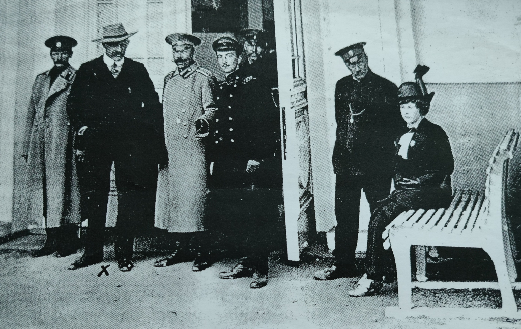 Бодисо переводит экскурсию Арсеньева Нансены 1913 _архив А. Жукова.jpg