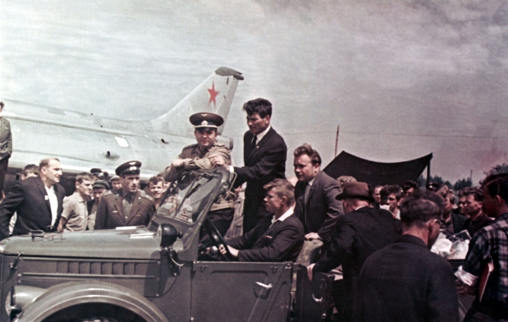 Ю.А. Гагарин на военном аэродроме г. Комсомольска-на-Амуре.1967г., из госархива Хабаровского края.jpg