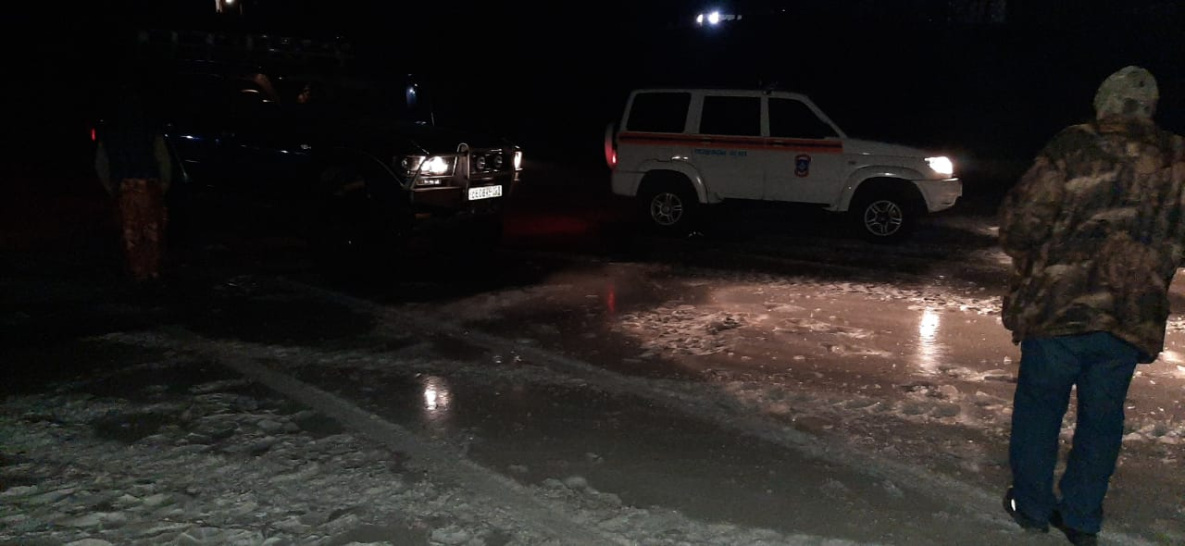 Машина с рыбаками ушла под лед под Хабаровском
