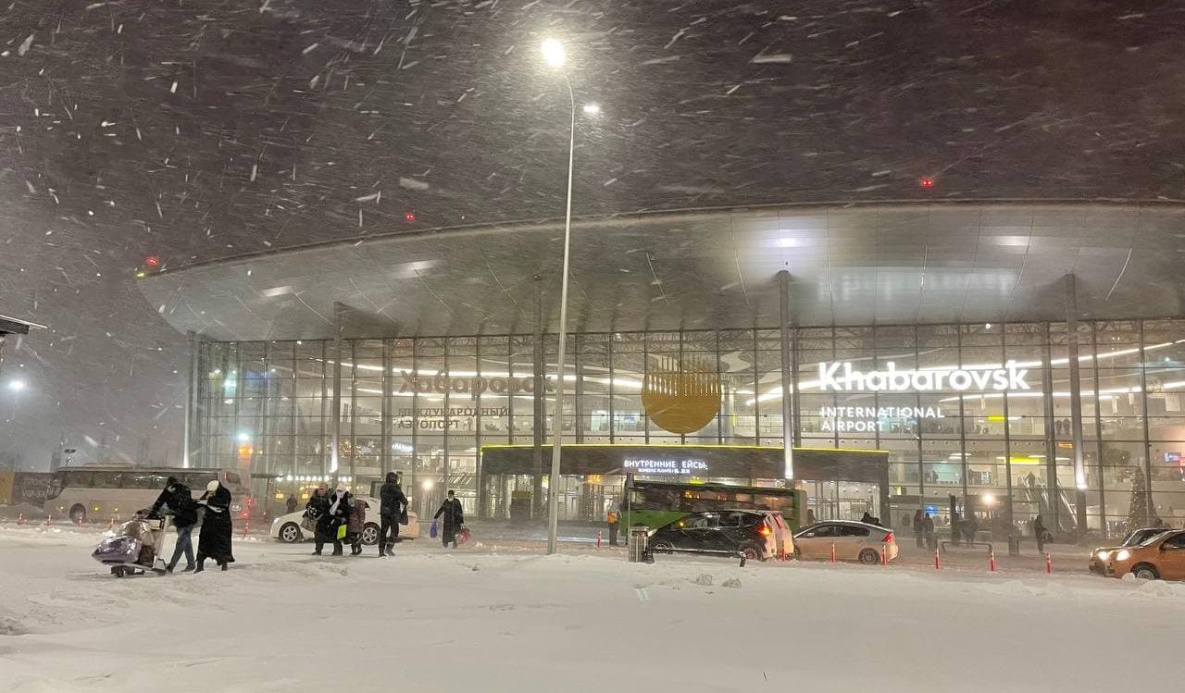 Аэропорт Хабаровска работает вопреки циклону