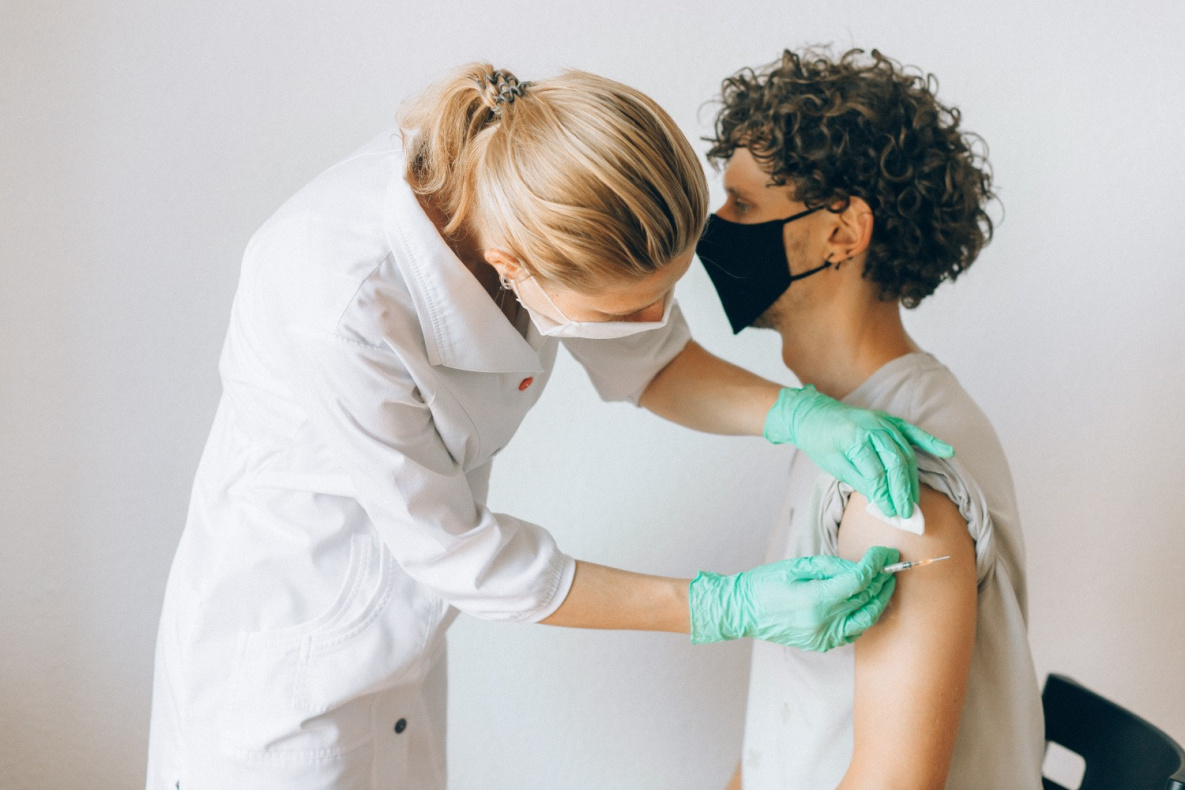Минздрав РФ представил список противопоказаний к вакцинации от коронавируса