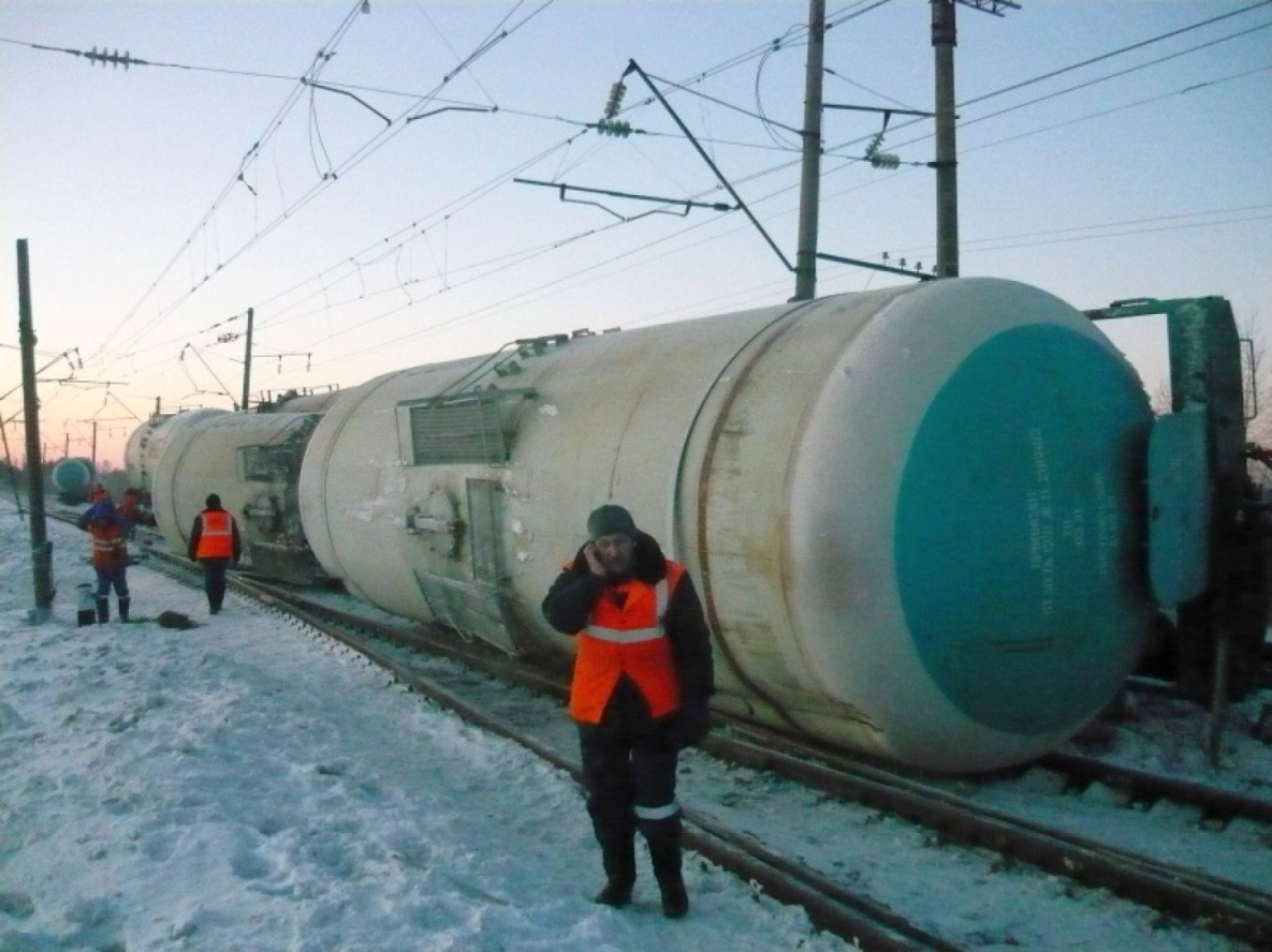 17 вагонов с нефтепродуктами сошли с рельсов в Хабаровском крае