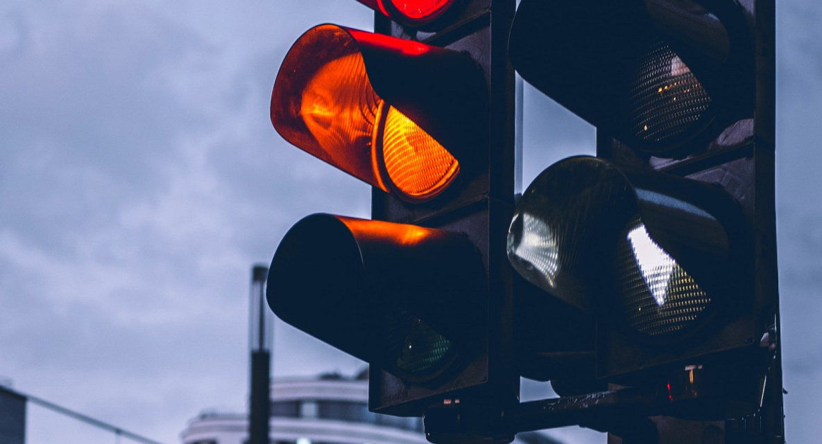 Суд в России запретил автолюбителям проезд на жёлтый сигнал светофора