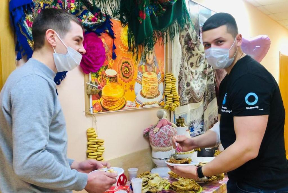 Доноры в Хабаровске поправили здоровье масленичными блинами