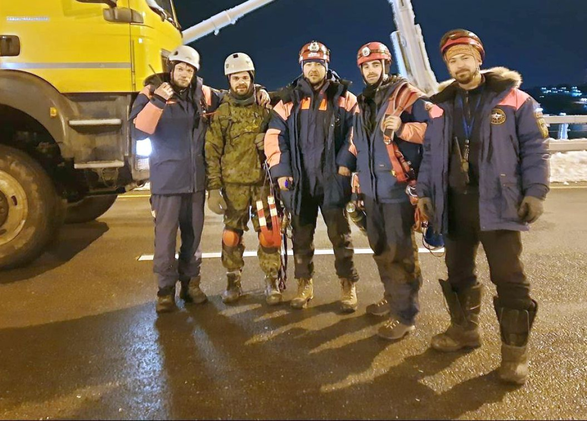 Альпинисты МЧС из Хабаровска чистят от льда мосты Владивостока