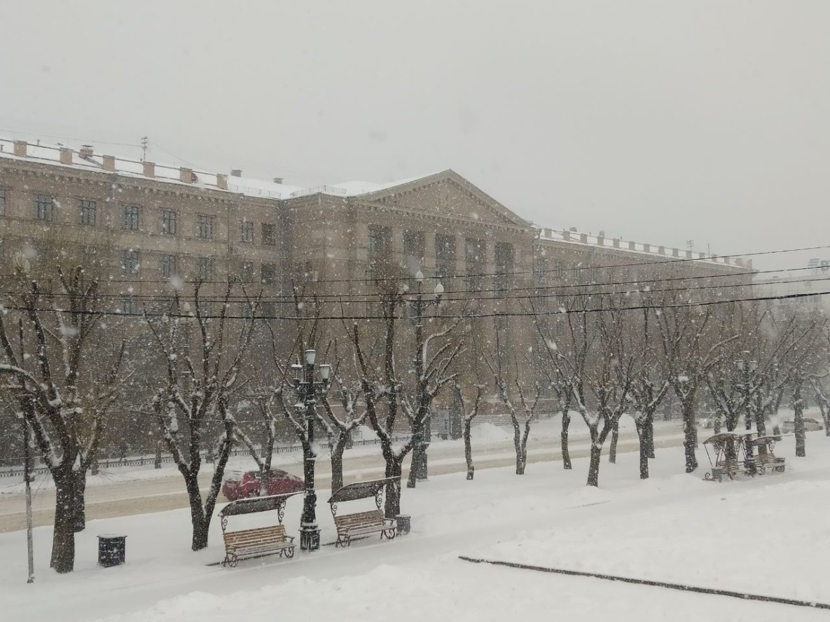 Снежным покровом укрывает Хабаровск очередной циклон