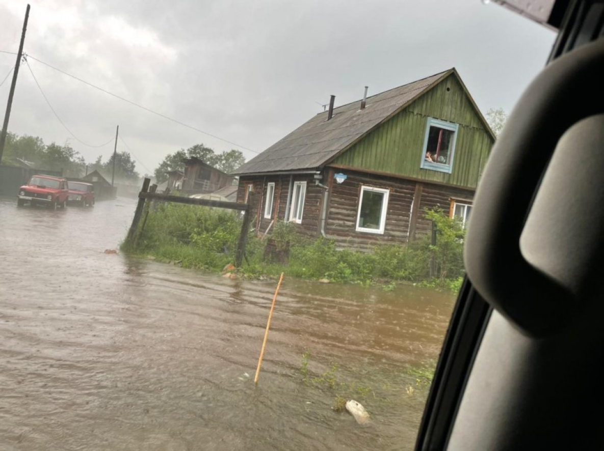 Разлившаяся Бурея в Хабаровском крае затопила дома и дороги