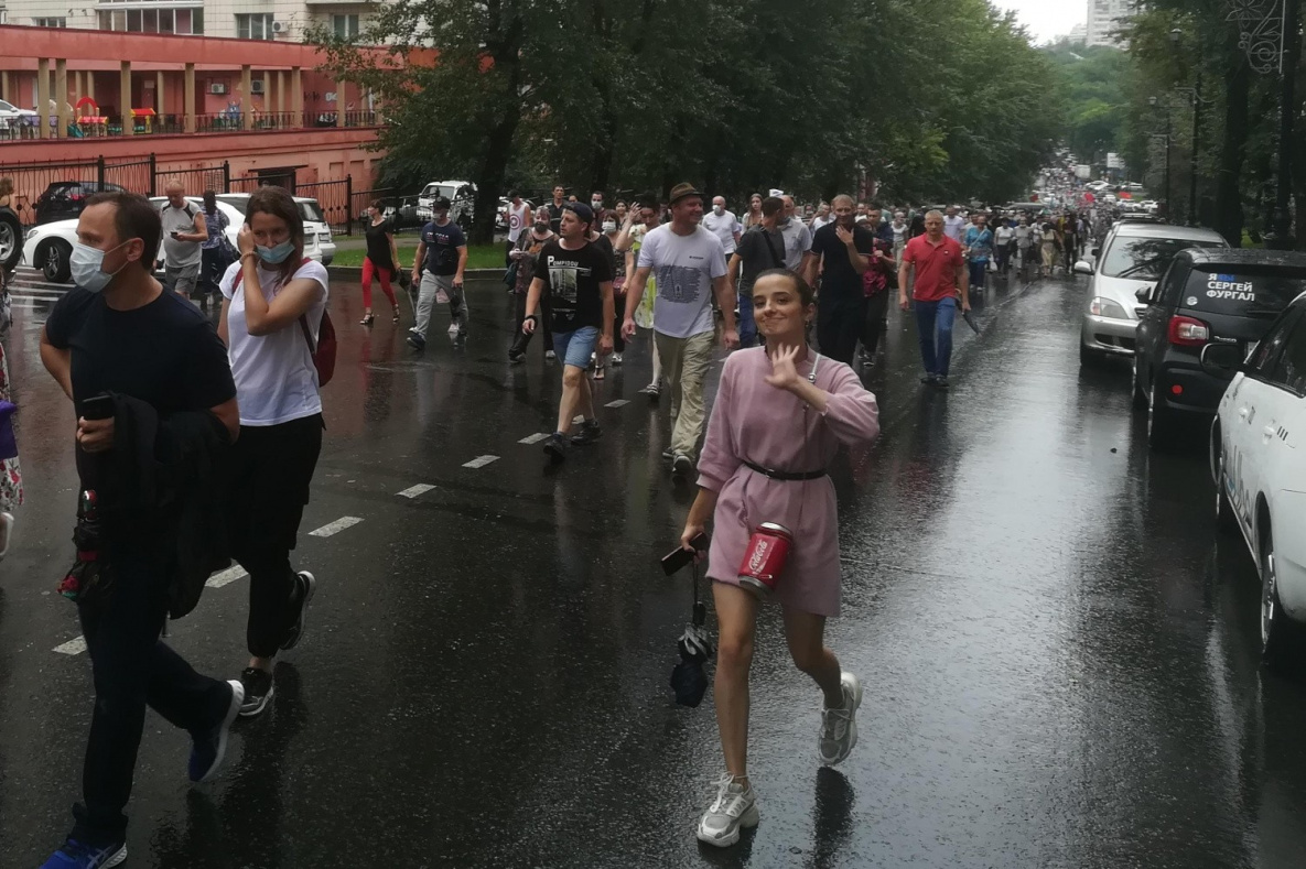 Субботнее шествие в Хабаровске попало под «тропический» ливень