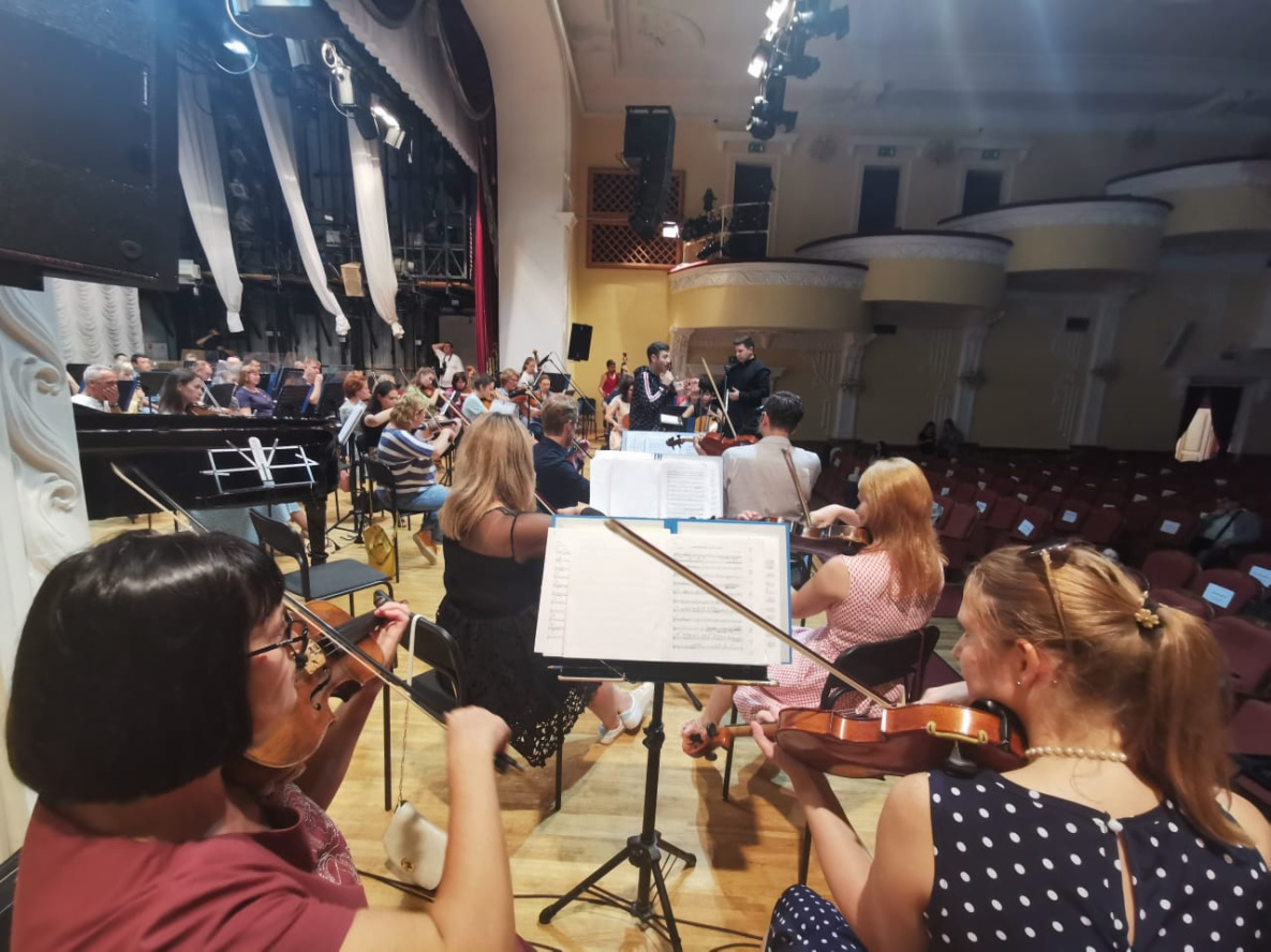 филармония хабаровск большой зал. дальневосточный симфонический оркестр хабаровск гастроли. дальневосточный академический симфонический оркестр. симфония хабаровск. симфония хабаровск.