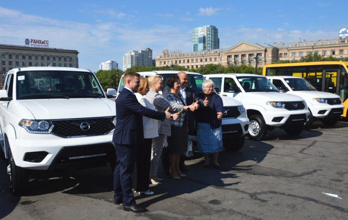 Новые школьные автобусы и машины для больниц получил Хабаровский край