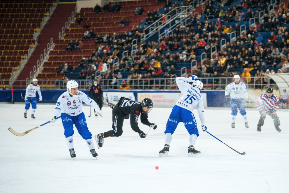 Финал XXXI Чемпионата России по хоккею с мячом закрутил сложную интригу