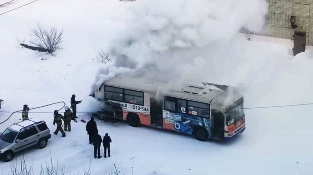 В Комсомольске-на-Амуре загорелся автобус