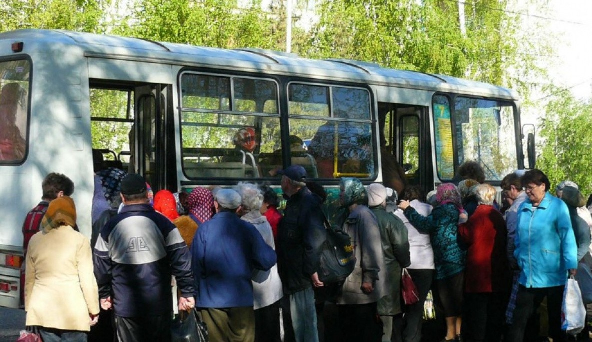В Николаевском районе из-за недостатка автобусов люди рискуют жизнью