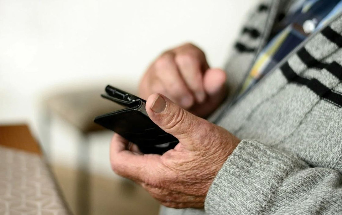 В Хабаровском крае пенсионеров учат противостоять телефонным аферистам