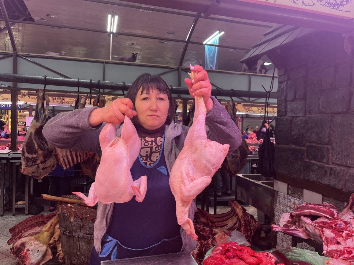 Курица на прилавке. Фарш на прилавке. Магазин 5 мясные продукты. Дефицит курицы. Фарш на прилавке.