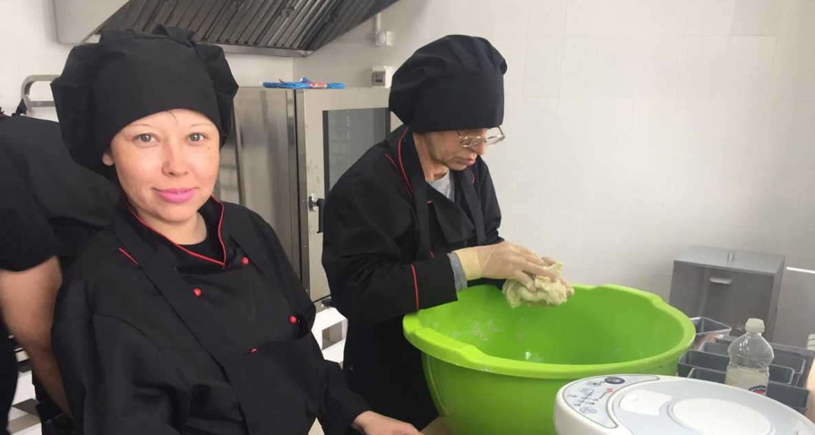 Бездомные выпекли свой первый хлеб в Хабаровске