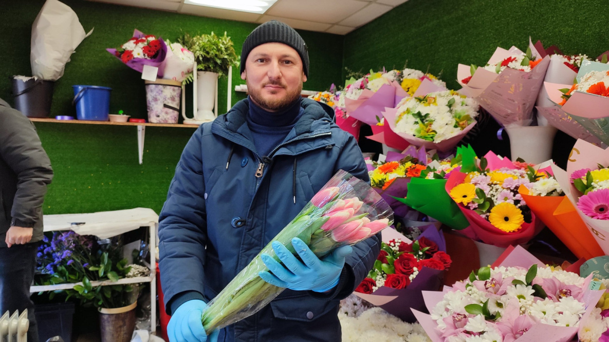 Цветочные магазины Хабаровска ломятся от цветов и мужчин