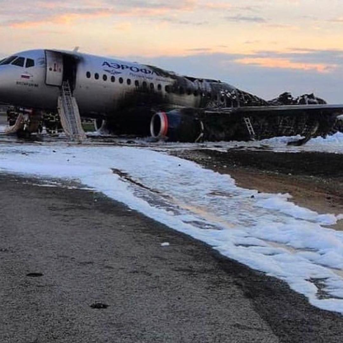 Крушение суперджет 100 в шереметьево. Катастрофа ssj 100 в шереметьево. Сухой суперджет шереметьево катастрофа. Катастрофа ssj 100 в шереметьеве. Сухой суперджет 100 шереметьево.
