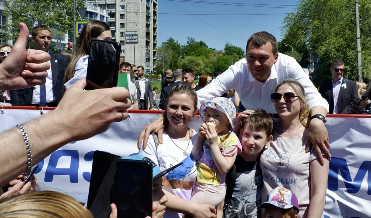 Михаил Дегтярев возглавил праздничное шествие комсомольчан