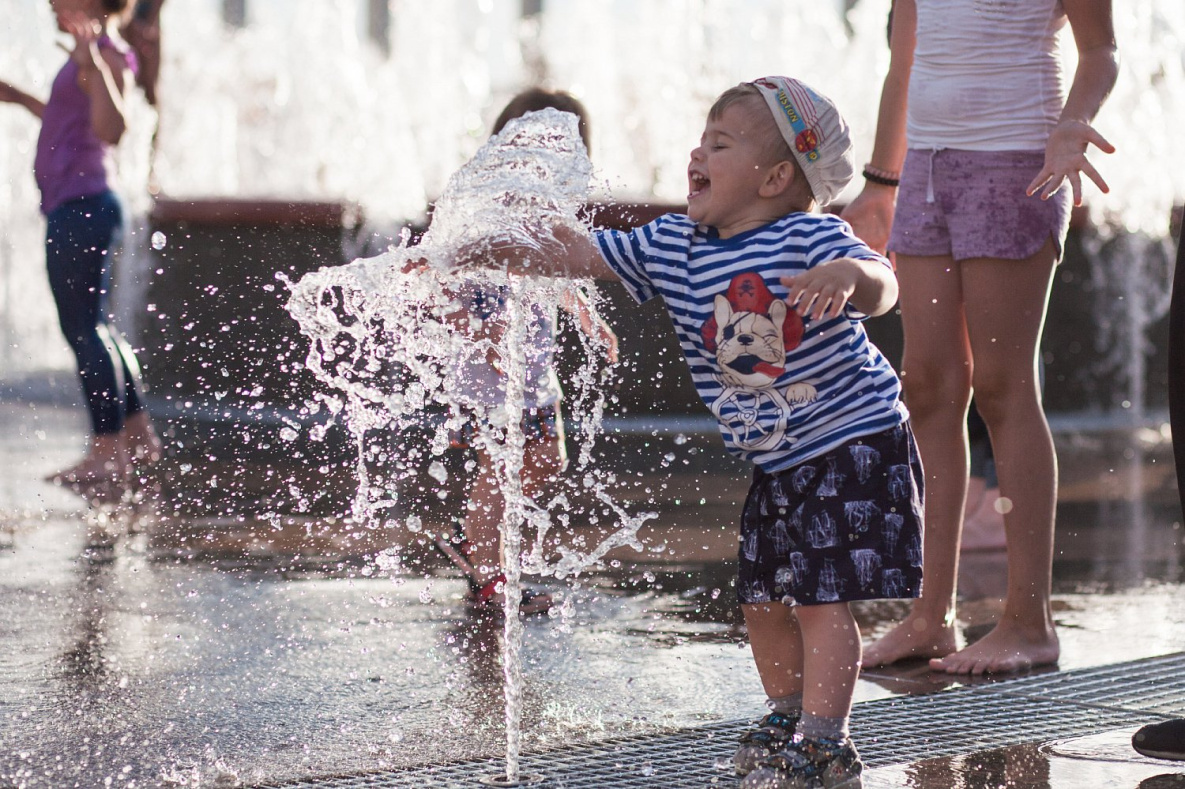 Разгоряченное лицо в прохладную струю. Пешеходный фонтан. Пешеходный фонтан дети. Пешеходный фонтан Комсомольск на Амуре. Пешеходный фонтан фото с детьми.