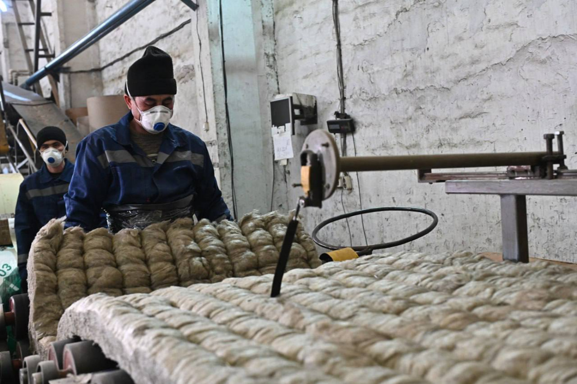 Работник завода. Вакансии завод хабаровска. Химфарм завод в хабаровске. Хабаровского завода «дальэнергомаш». Пао «амурский судостроительный завод».