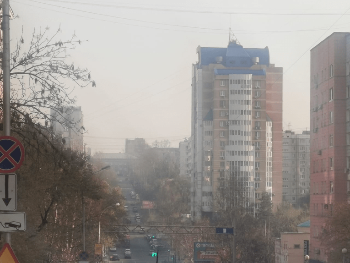 Комета над хабаровском 2024. Дым в Хабаровске сейчас 2023. Дым в Хабаровске сейчас. Дым в Хабаровске сейчас 2022. Дым в Хабаровске над деревьями.