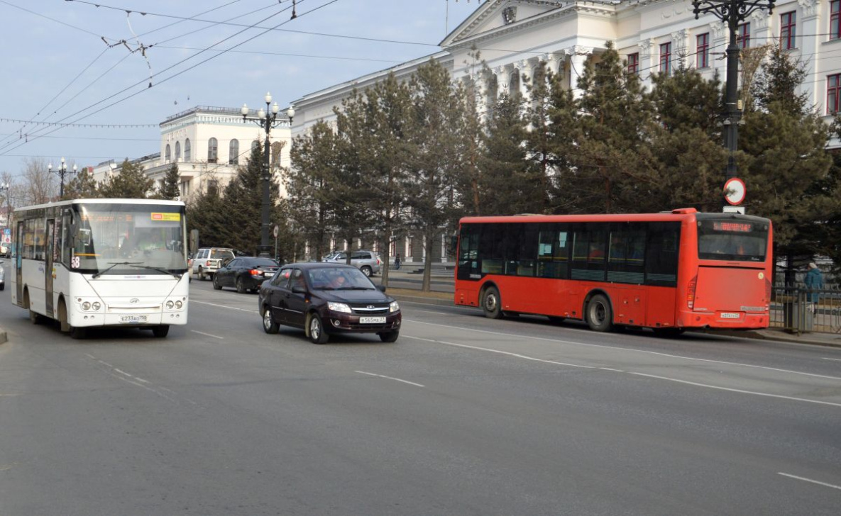 «Тайные пассажиры» в Хабаровске засняли проезд автобуса на «красный»