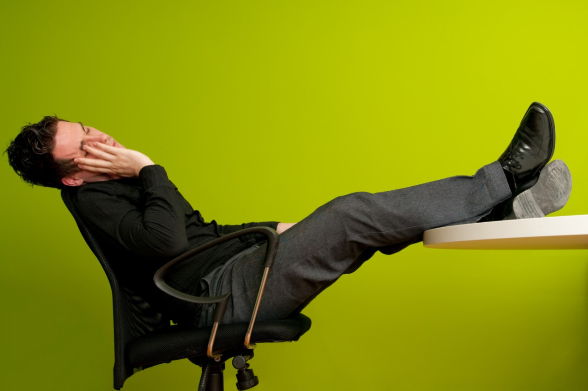 жесты скуки. интерес к чтению. скука это в психологии. уставший человек за компьютером. скука невербальное общение.