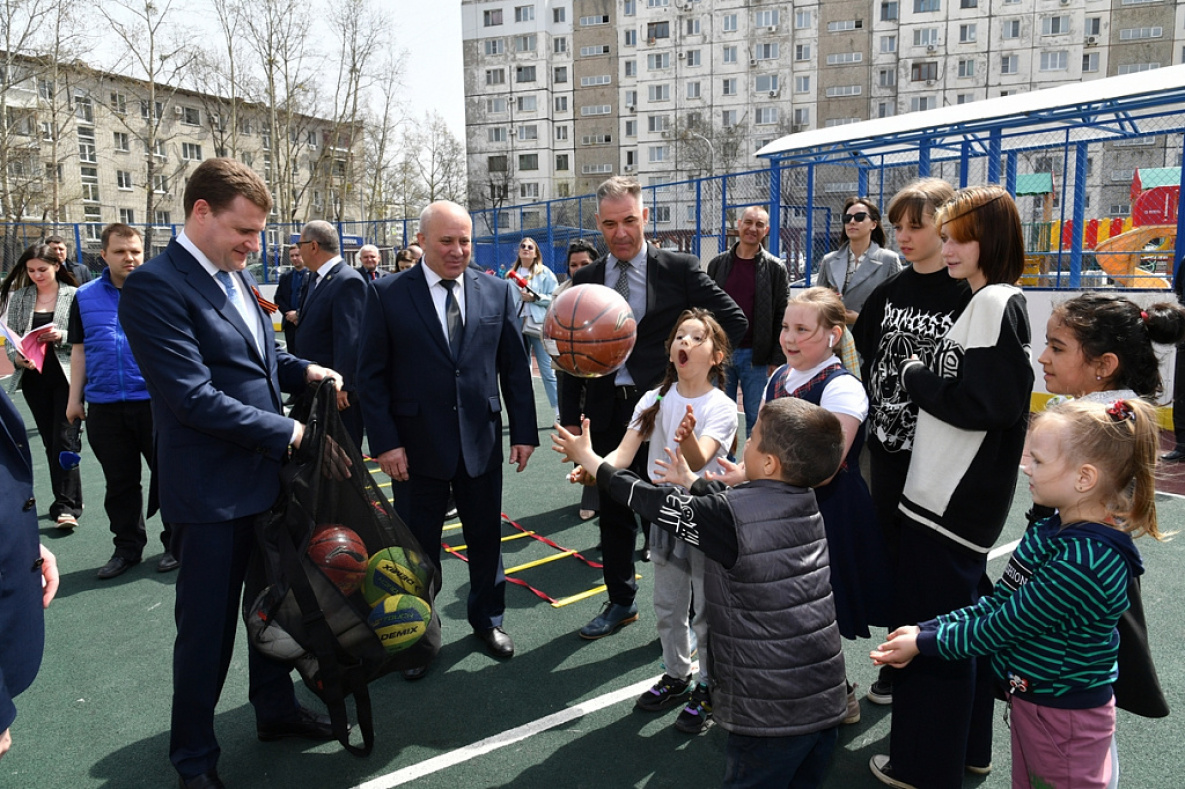 Мэр Хабаровска показал главе Минвостокразвития итоги проекта «1000 дворов»