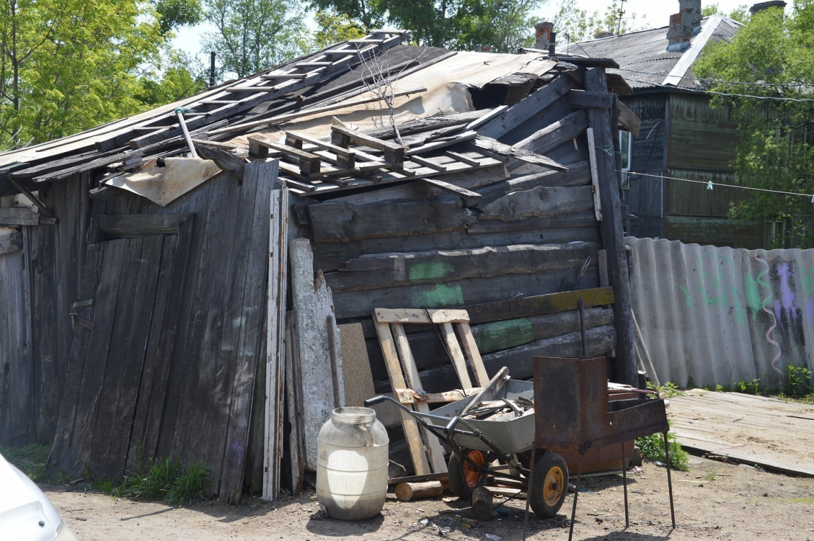 архангельск сульфат улица репина бараки. после темного деревянного барака новый. деревянный дом барак. деревянный барак. деревянный барак внутри.