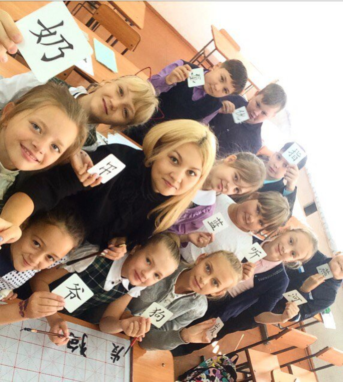 Фотосессия выпускного класса на природе. Фотосессия школьников. Оригинальная фотосессия с классом. Идеи для группы класса. Веселый коллектив.