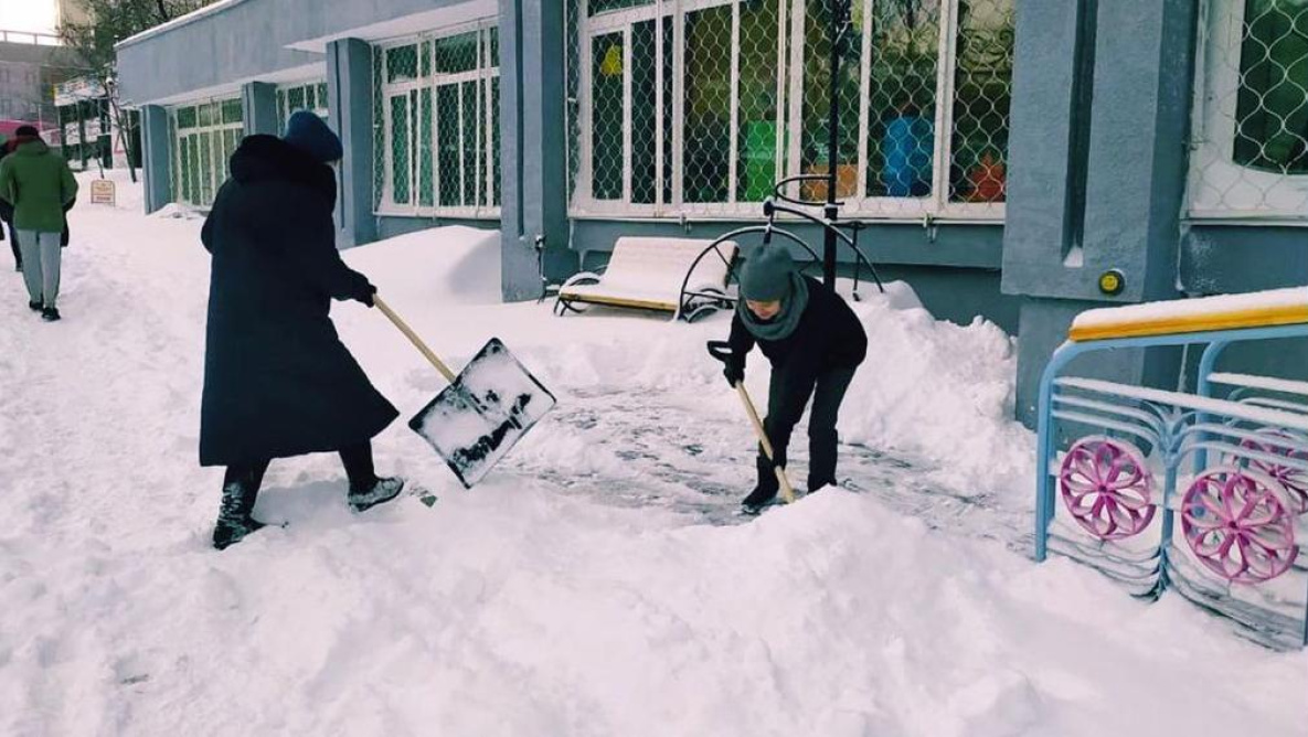 Жители Хабаровского края массово вышли на борьбу со снегом