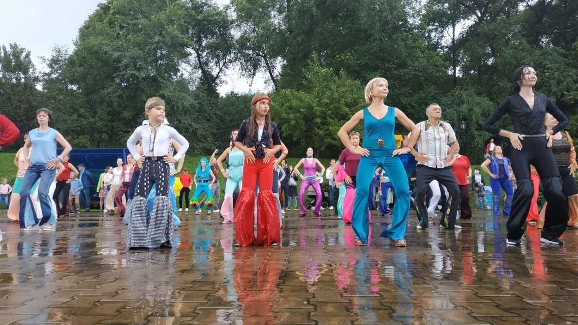 Международный кинофестиваль в гвадалахаре. Пмк рекорд танцы. Рекорд танцевальный. Самый большой хулахуп. Танцевальный флешмоб хабаровск.