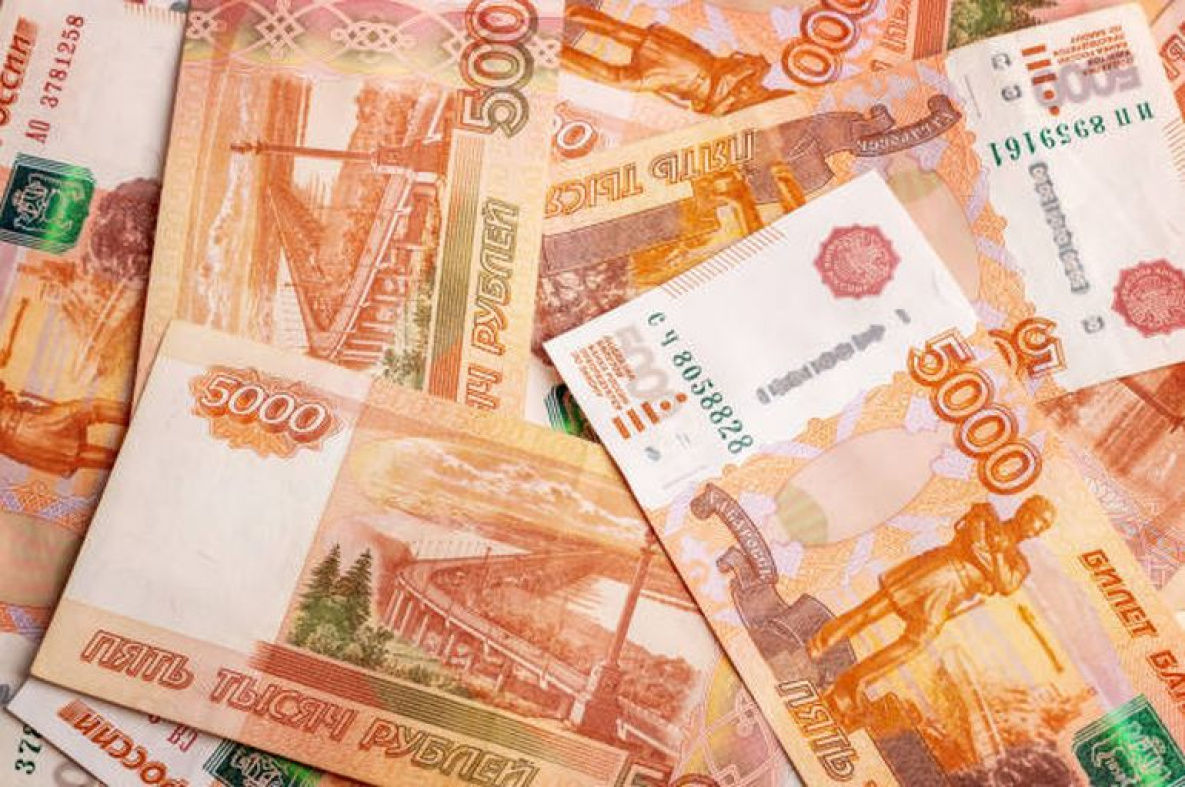 Заставка на рабочий стол деньги рубли. 5 Тыс гривен в рублях. Деньги и документы на столе. Азартный фон с деньгами.