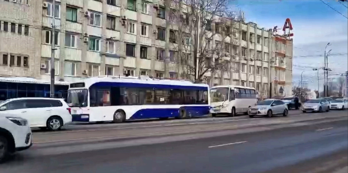 В центре Хабаровска автобус  протаранил троллейбус