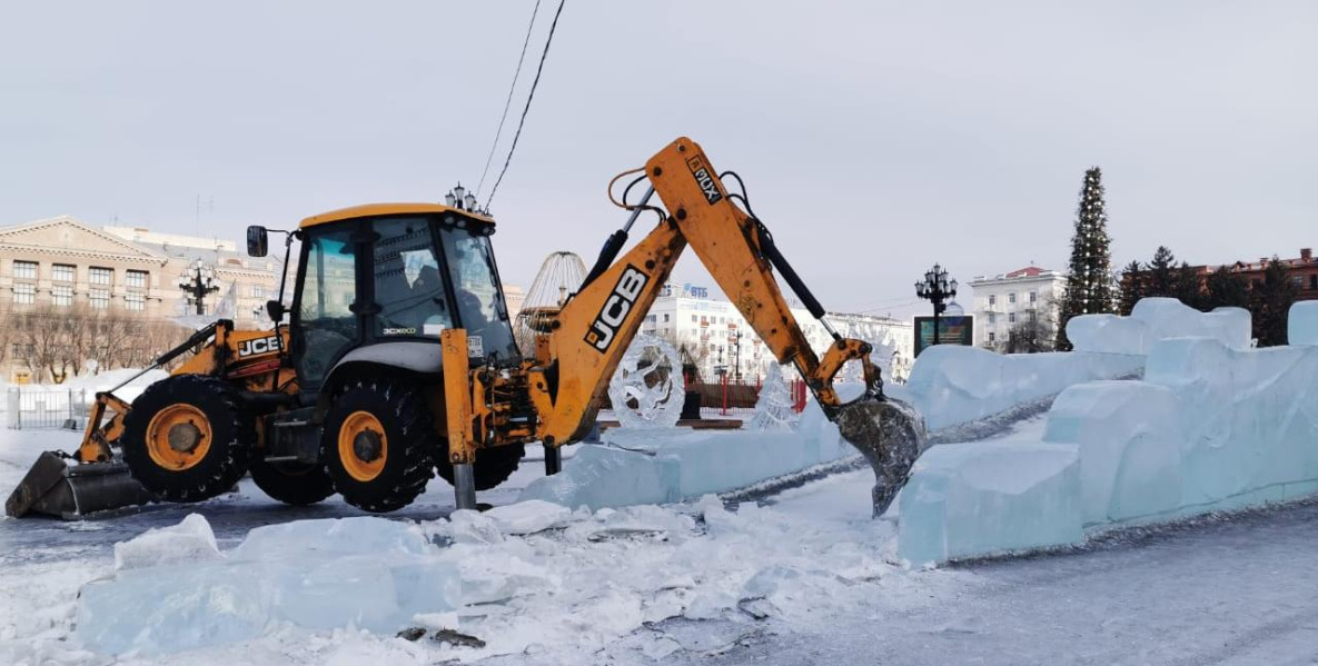Главный снежный городок Хабаровска разбирают бульдозерами и детской лопаткой