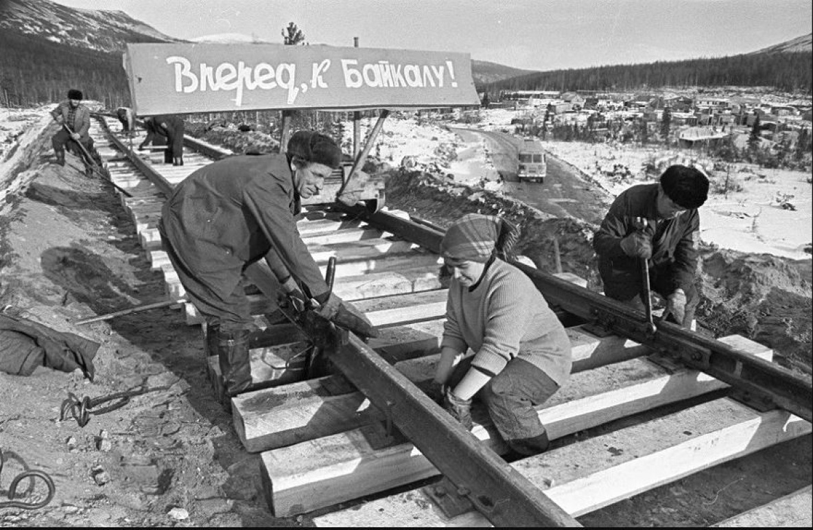 Стройка. Фото немного истории. Сравнение высоток 1955 и 2024. Каменщик. Его там строили.