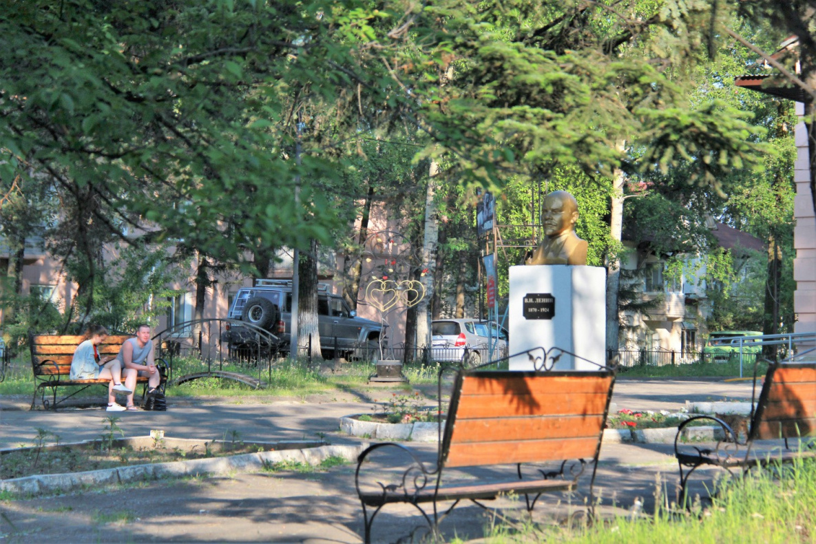 Бюст Ленина стал финальным аккордом в обновлении площади в Чегдомыне
