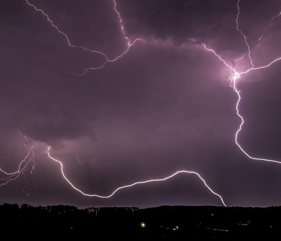 Мост и молния. Гроза в уссурийске. Грозно потемневшее небо осветилось молнией. Потемневшее небо освещалось вспышками молний. Грозно потемневшее небо осветилось молнией.
