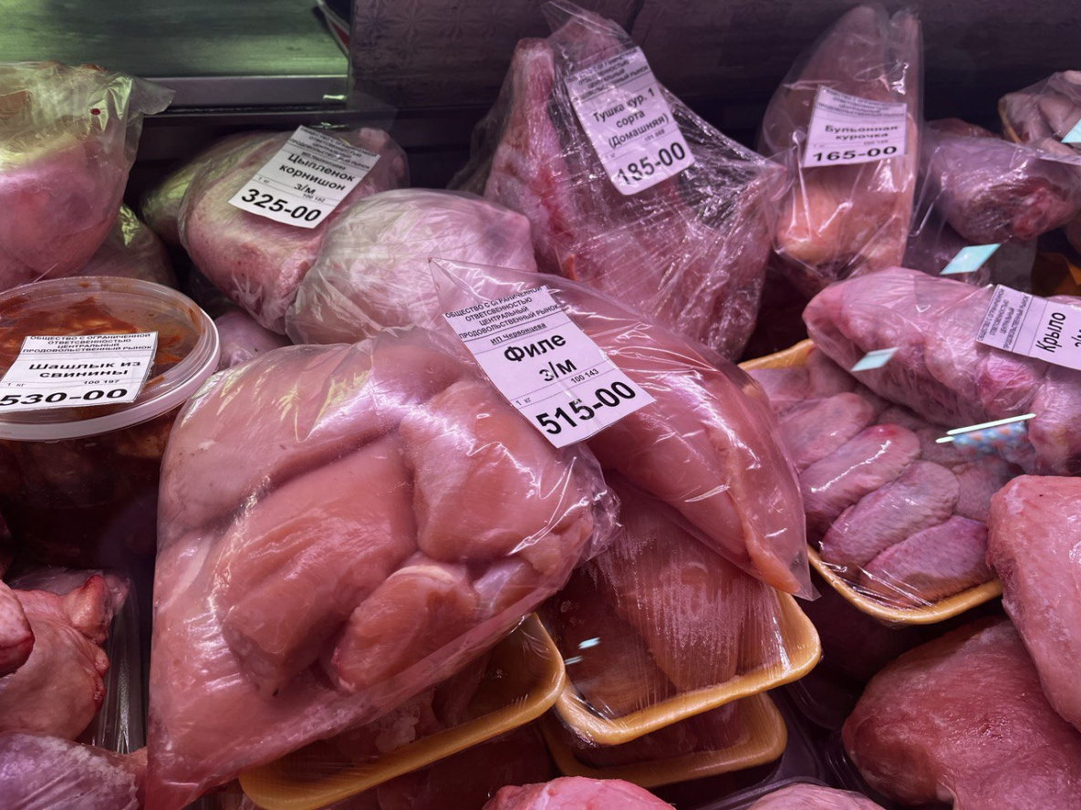 Курица на прилавке. Дефицит курицы. Дефицит курицы. Дефицит курицы. Дефицит курицы.