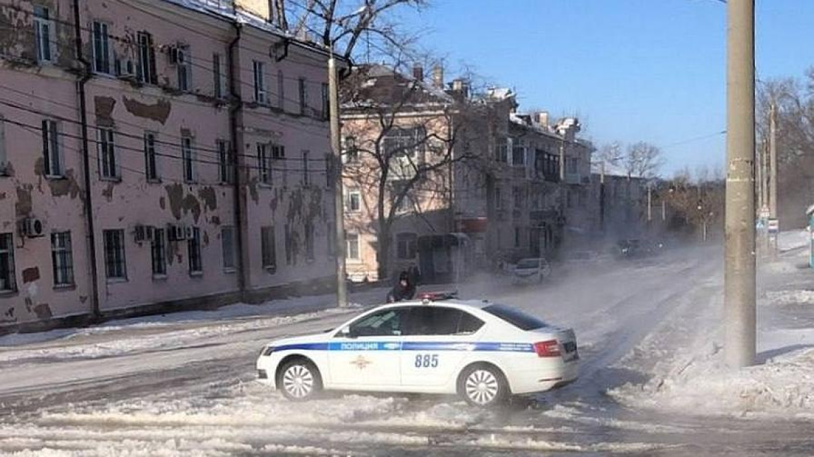 ГИБДД закрыла дороги в районе сгоревшего автосервиса в Хабаровске