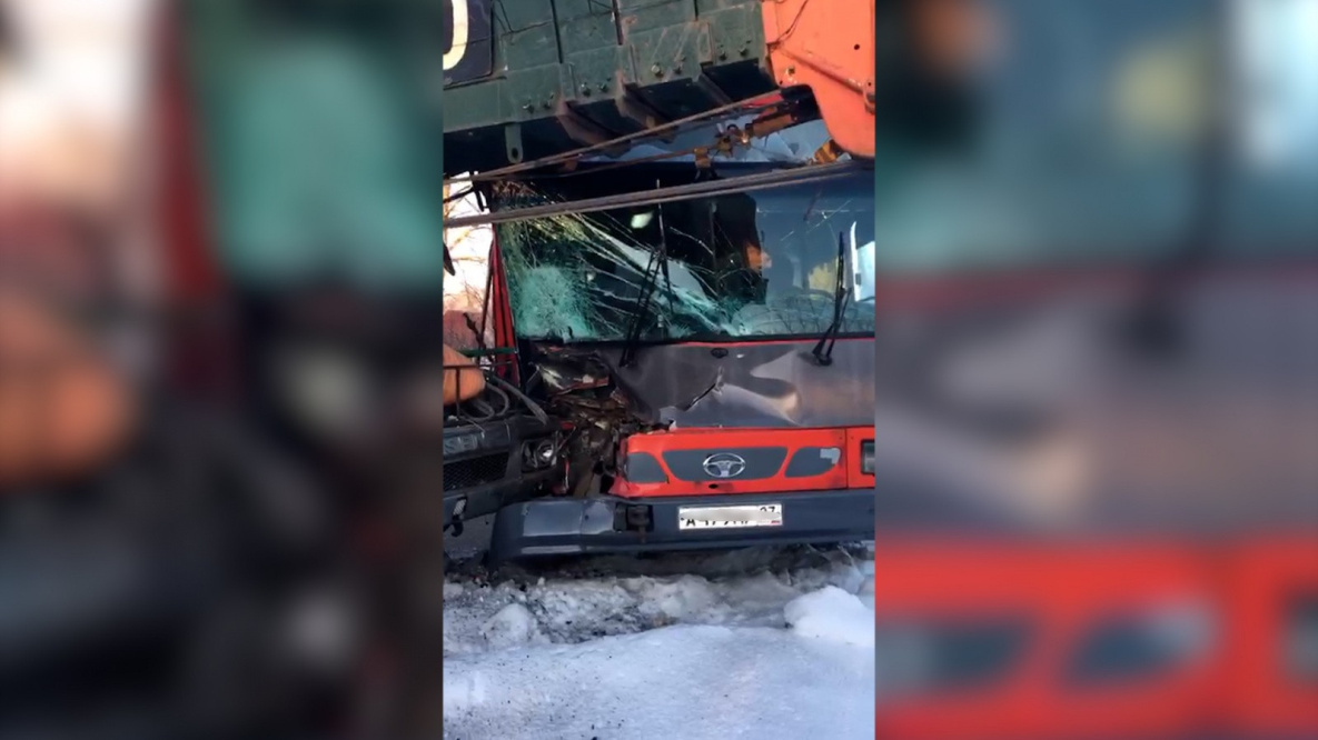 В Хабаровске автобус с пассажирами столкнулся с автокраном