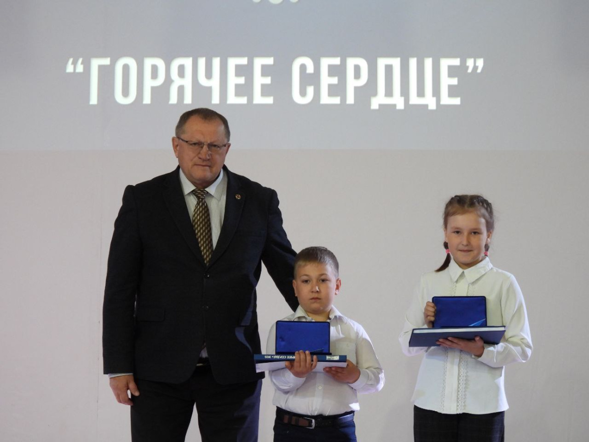 Четверо школьников из Николаевского района получили всероссийскую награду за тушение пожара