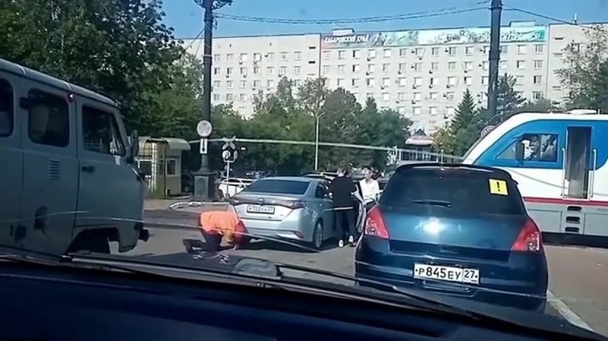 Хабаровчанин припарковал машину на путях детской железной дороги 