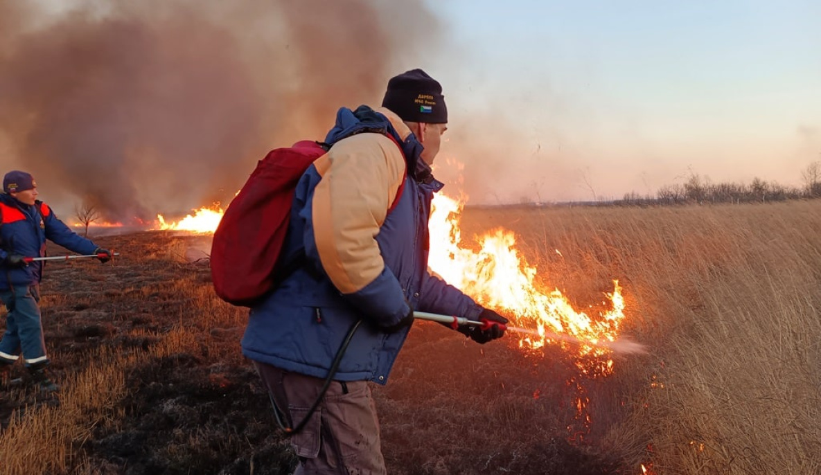 Парень у костра ночью. Люди у костра. Сели на огонь. Мчс россии 16 лет. Сели на огонь.
