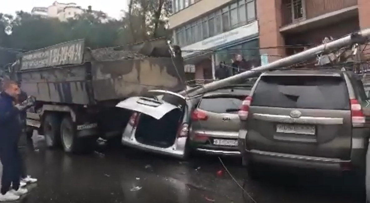 13 машин «собрал» самосвал в центре Хабаровска